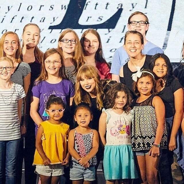 Taylor Swift abre o ensaio final da turnê para 2 mil famílias adotivas