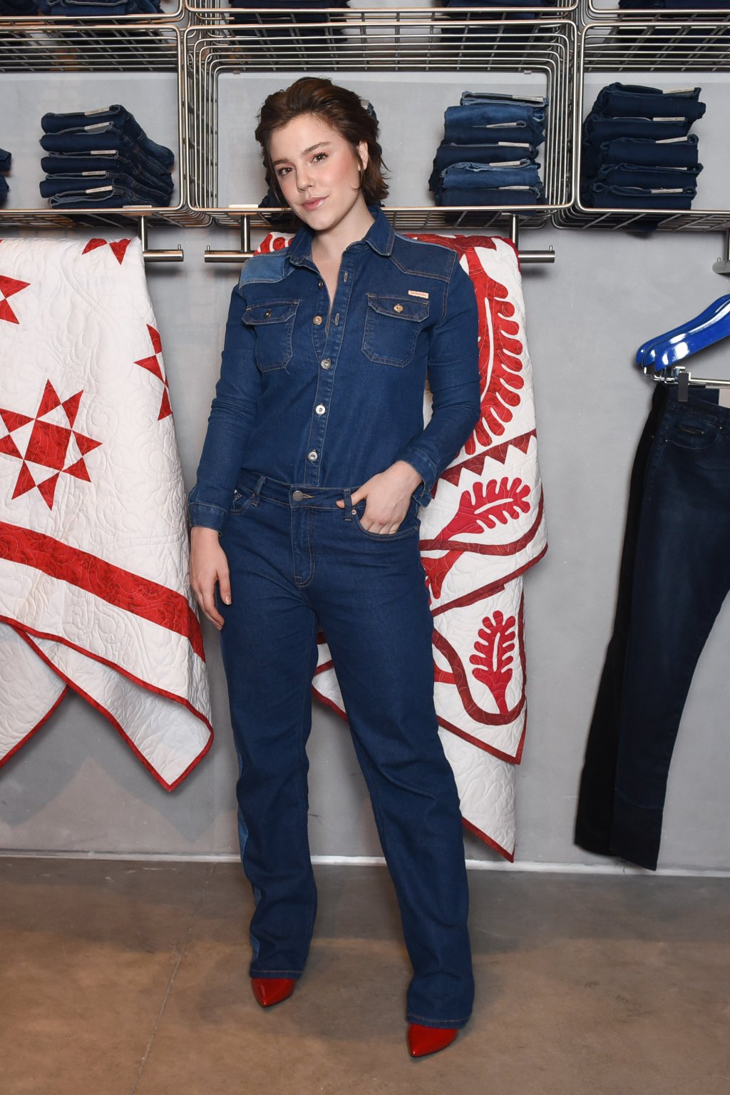 Look do Dia: scarpins vermelhos bombaram o visu all jeans da Alice Wegmann