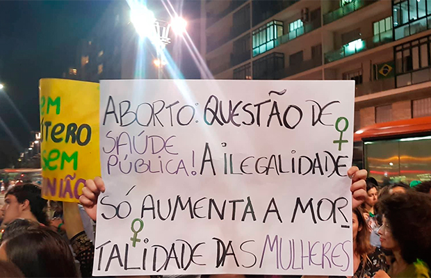 Por que as brasileiras estão protestando pela descriminalização do aborto?