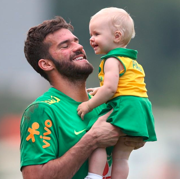 A filhinha do goleiro Alisson Becker é a torcedora mais fofa do Brasil