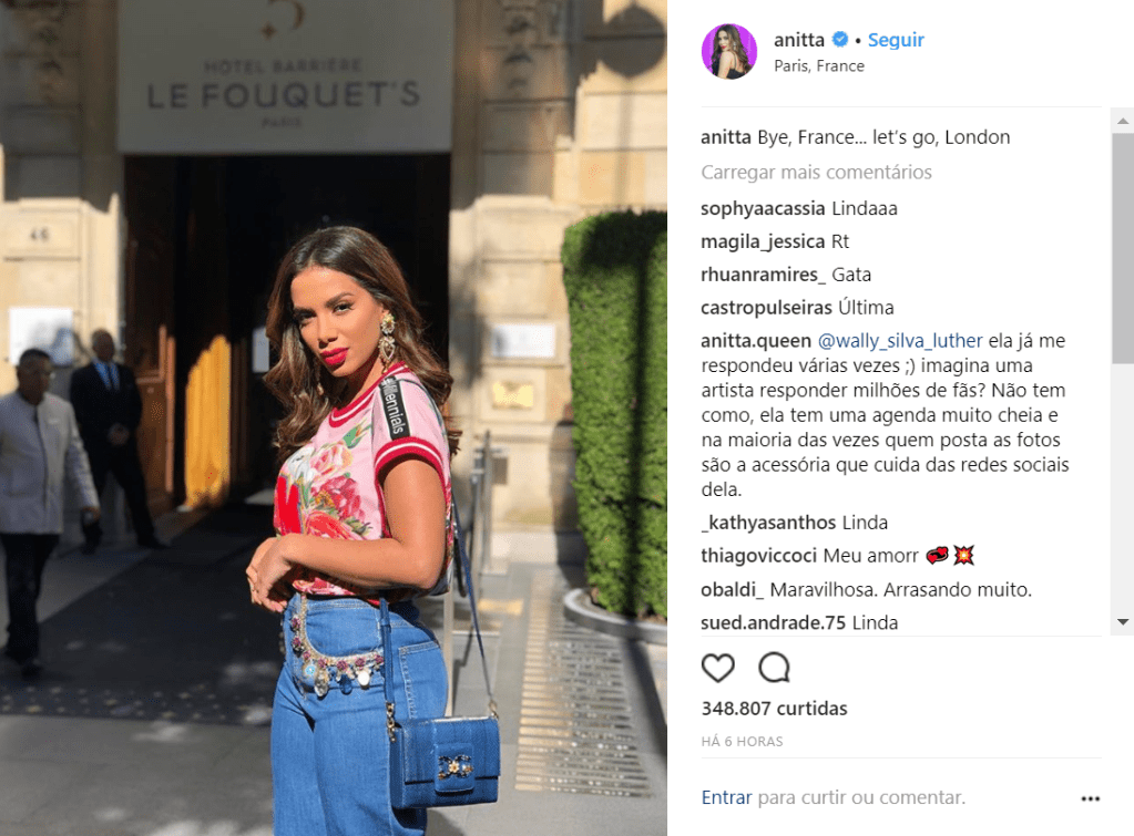 Em Paris, Anitta aposta em look lacrador e colorido para o street style