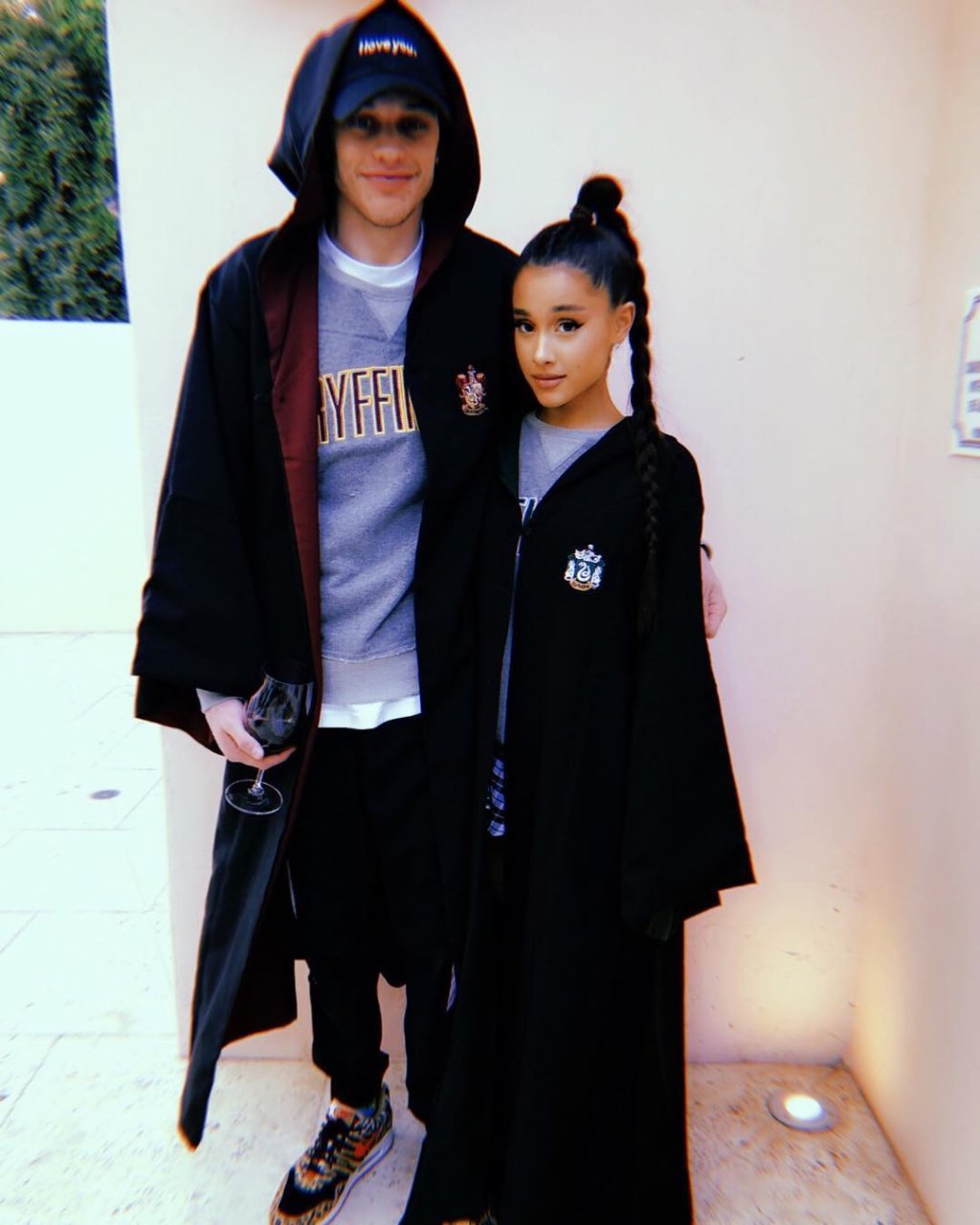 Ariana Grande e o noivo vão morar juntos e agora têm tattoos combinando!