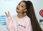 De cabelo solto e com sardas: Ariana Grande surge bem diferente em revista