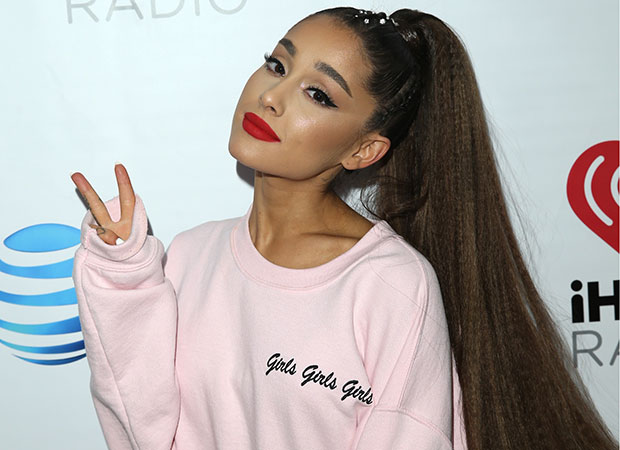 Look do Dia: Tudo pink! Ariana Grande combina o moletom com ~tênis feio~