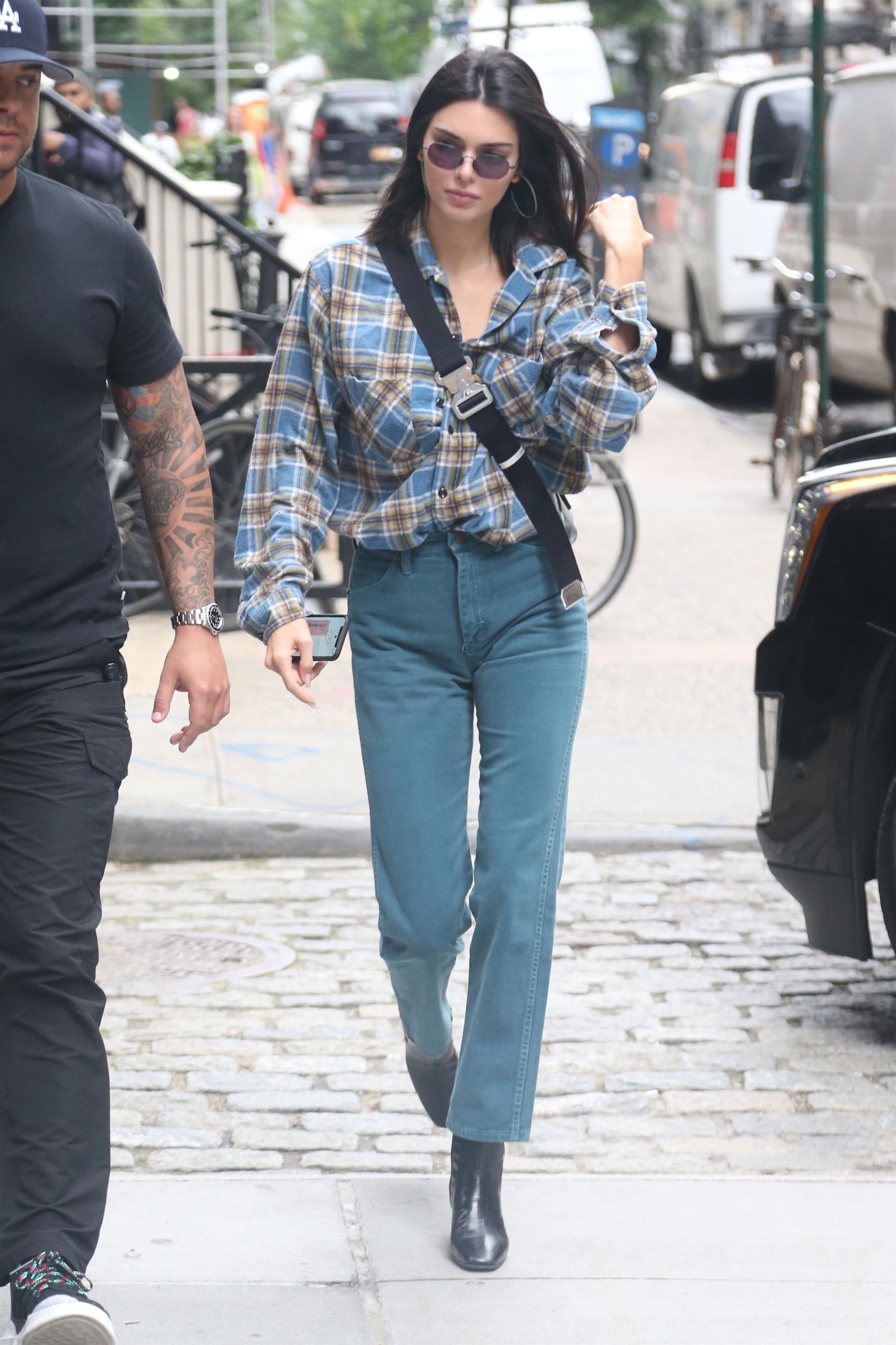 Kendall Jenner usa look de camisa xadrez e mom jeans perfeito para festa junina. Kendall Jenner usa look de camisa xadrez e mom jeans perfeito para festa junina.