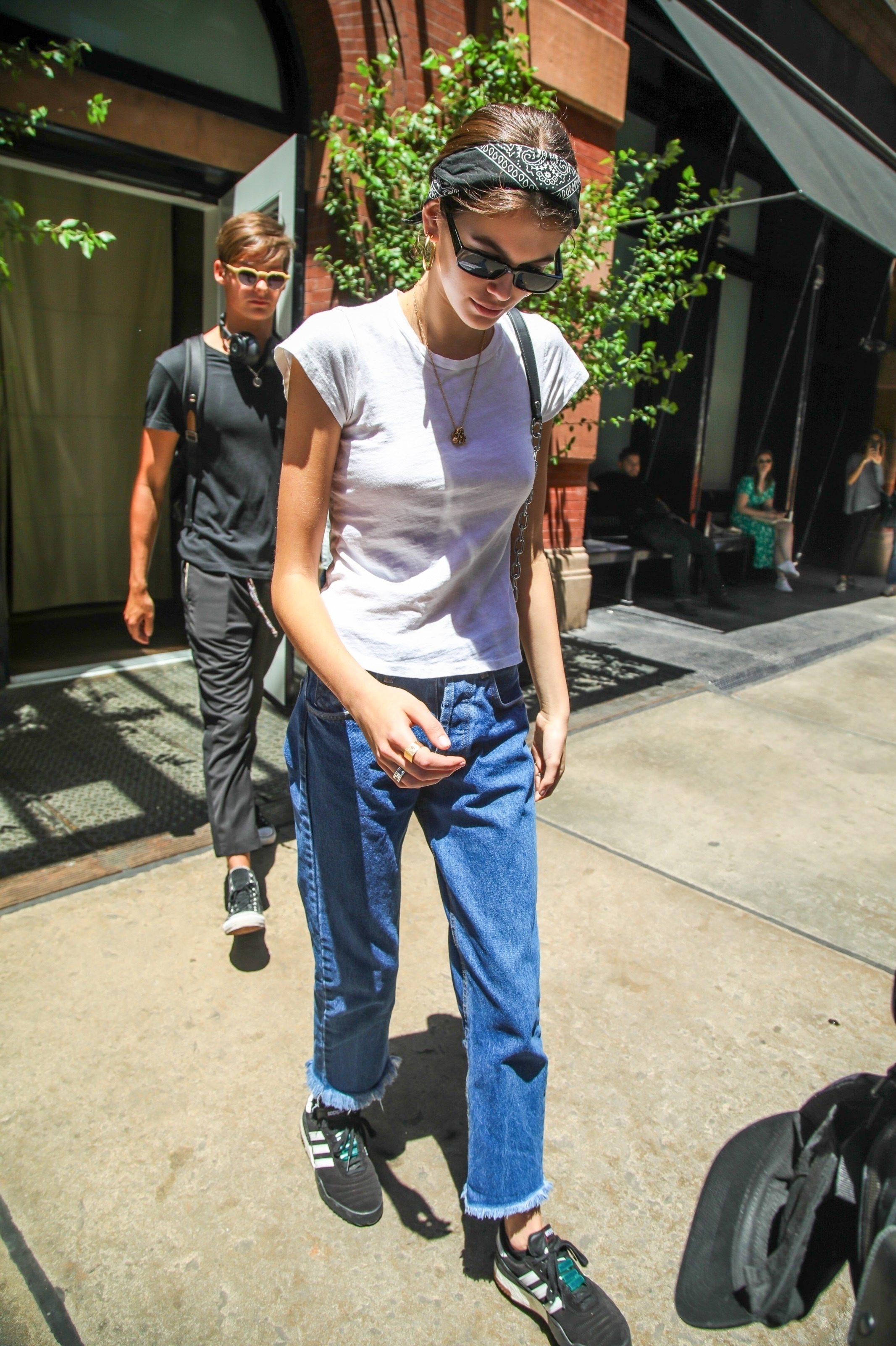 kaia-gerber-look-com-bandana-street-style kaia-gerber-look-com-bandana-street-style