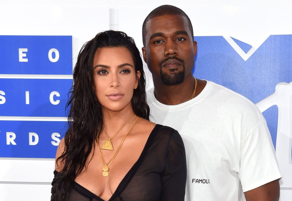 Kim Kardashian ganhou colar com mensagem de texto especial de Kanye West