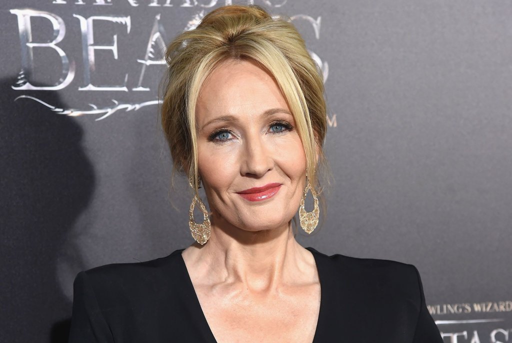 J.K. Rowling envia caixa de presentes para uma escola pública da Índia