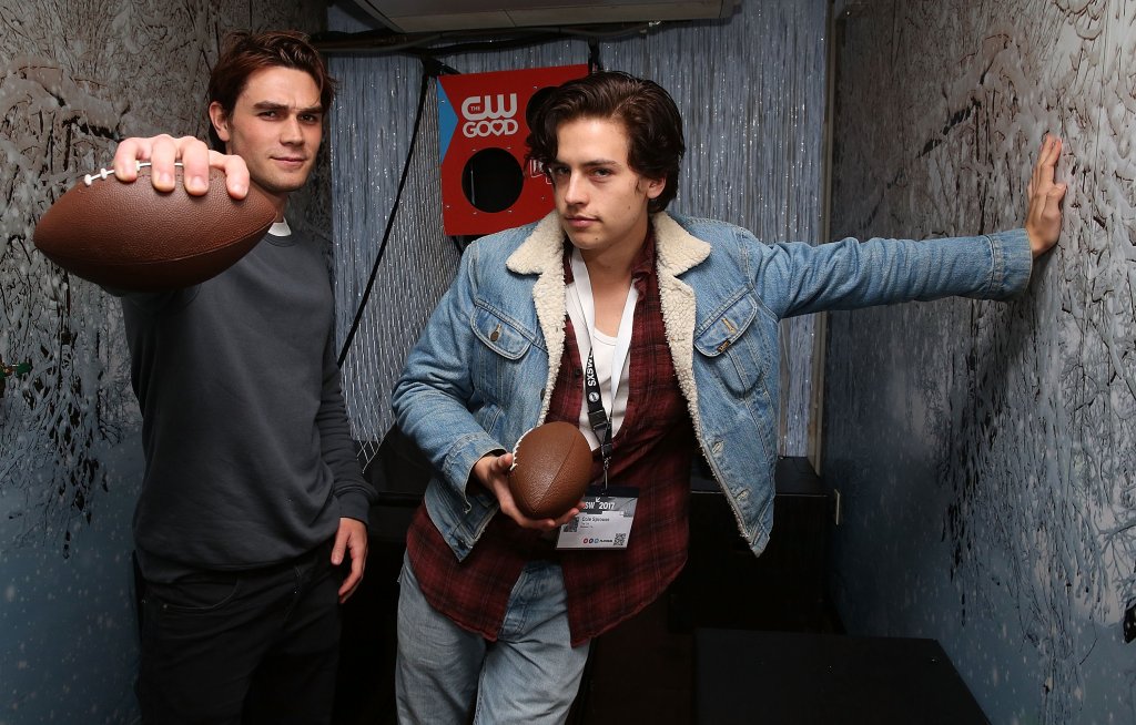 KJ Apa zoa foto de Cole Sprouse com 17 anos e ele dá a melhor resposta!