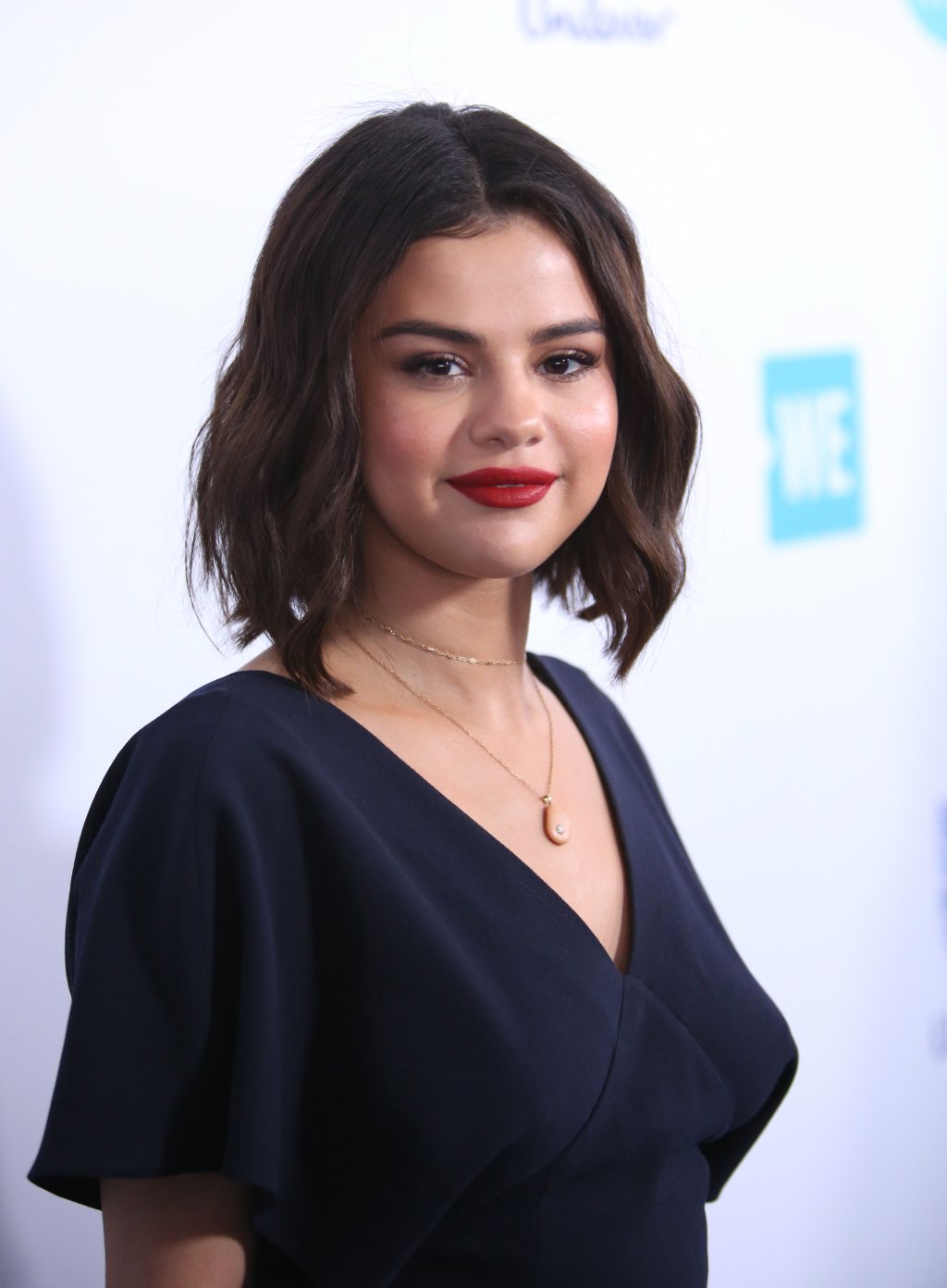 Selena Gomez é chamada de feia por estilista e fãs a defendem