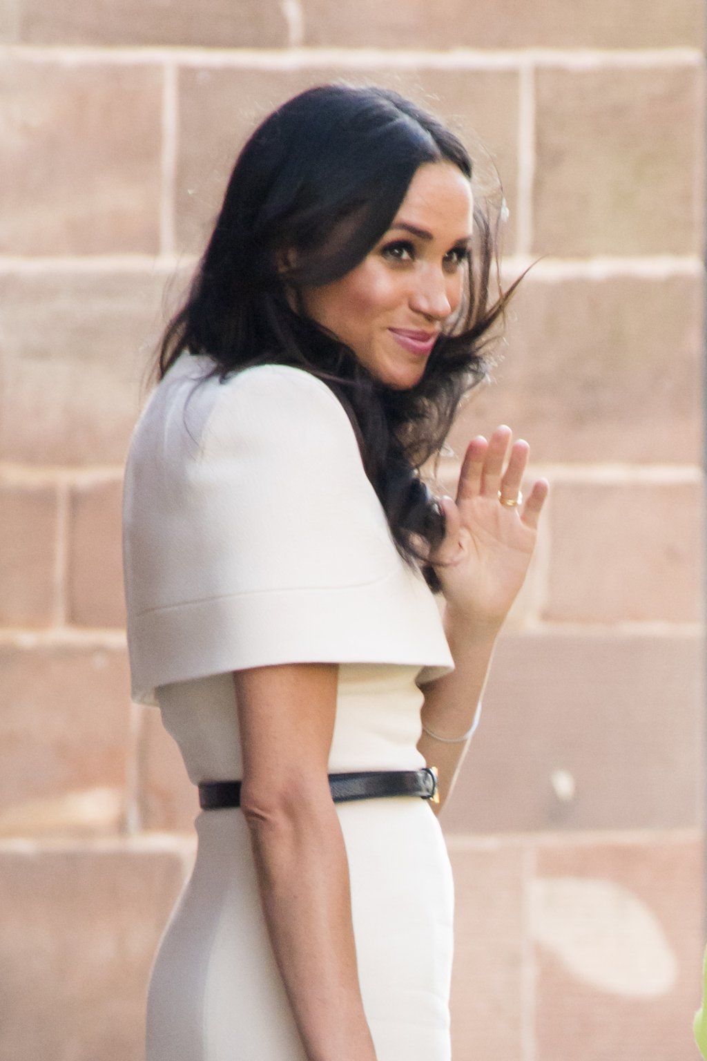 Meghan Markle sempre usa sapatos maiores que os pés. Por quê?