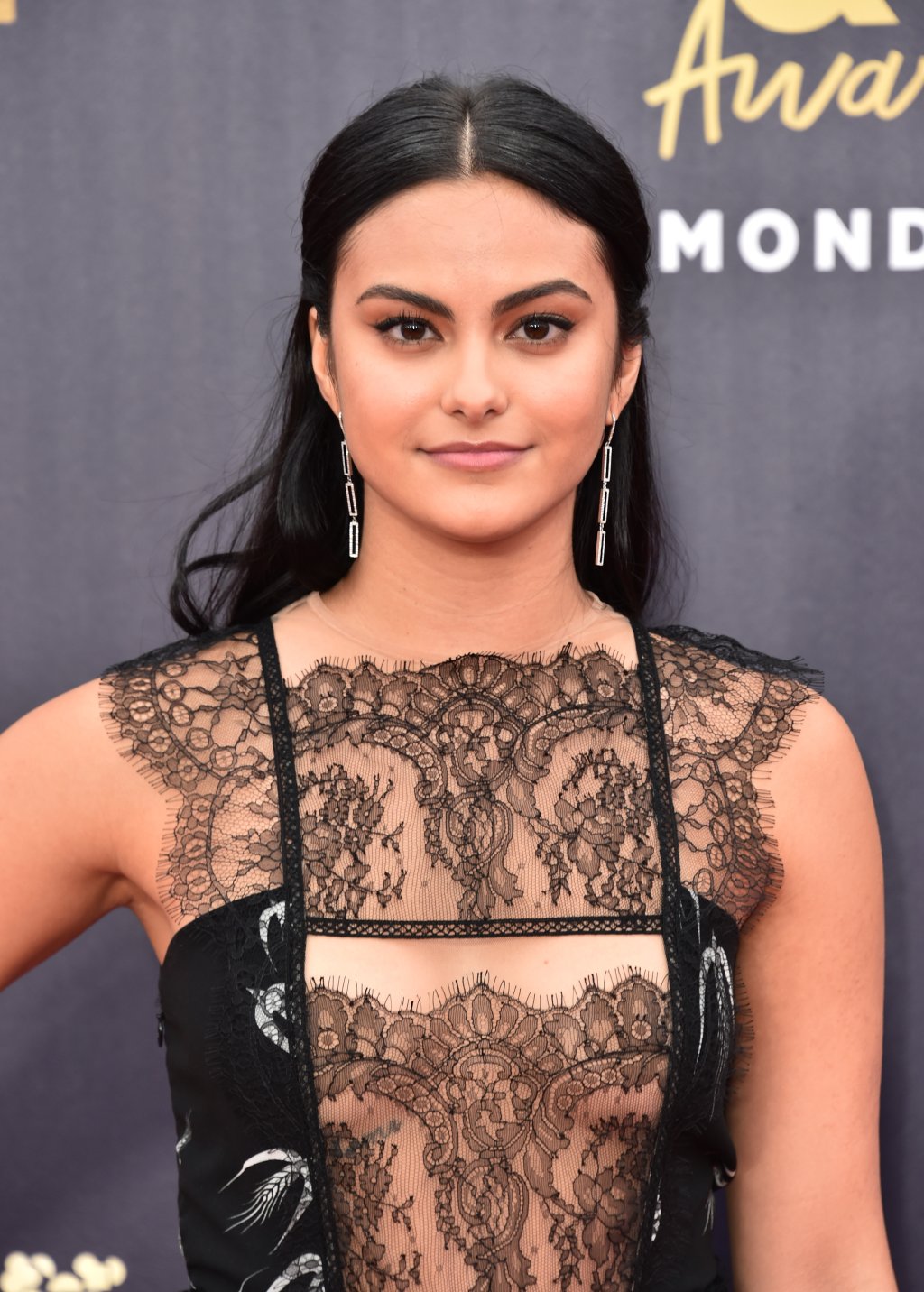 Você já sabia? Camila Mendes mostra tatuagem debaixo do peito