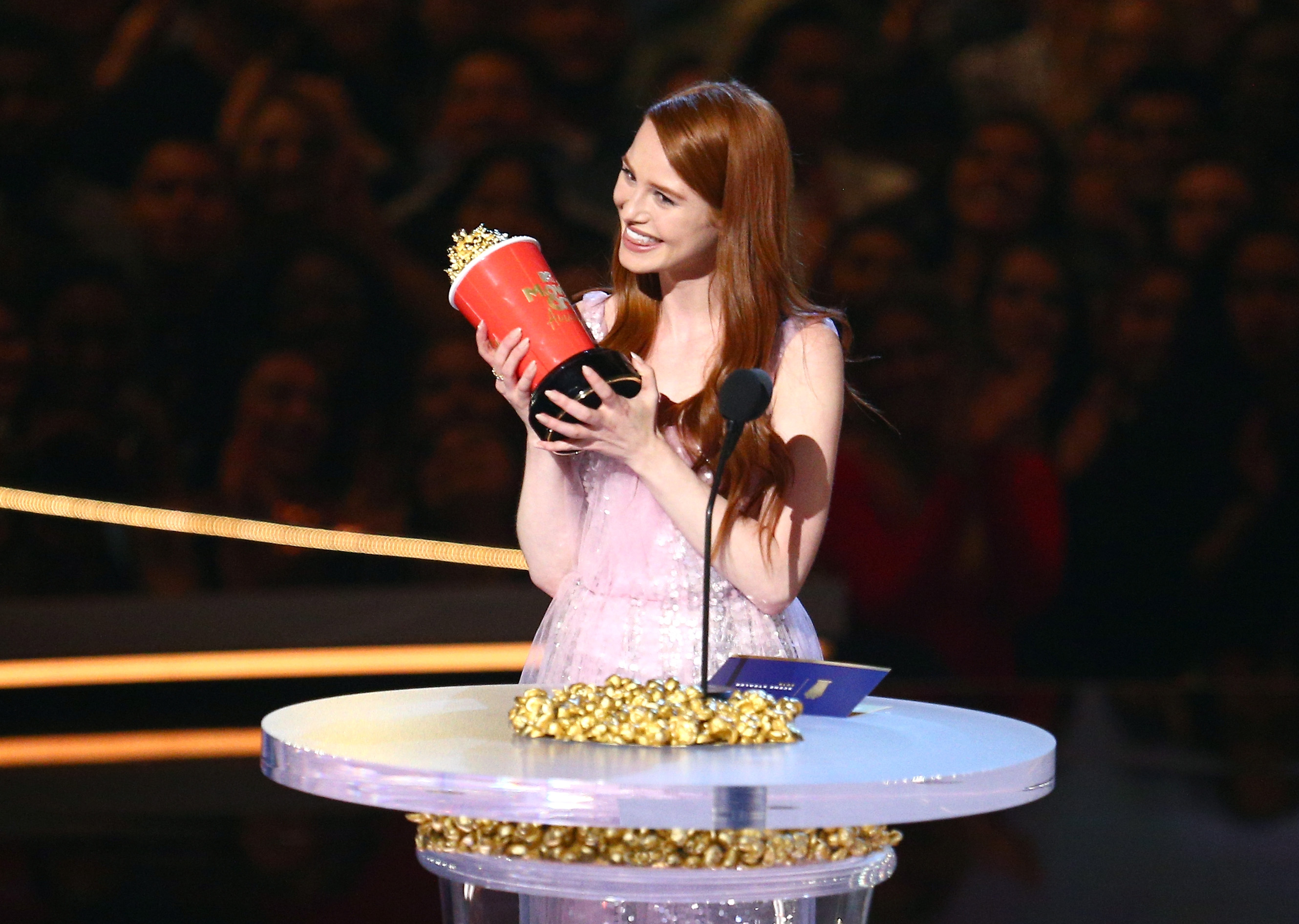 2018 MTV Movie And TV Awards - Madelaine Petsch aceitando o prêmio de 'Quem Rouba a Cena' 2018 MTV Movie And TV Awards - Madelaine Petsch aceitando o prêmio de 'Quem Rouba a Cena'
