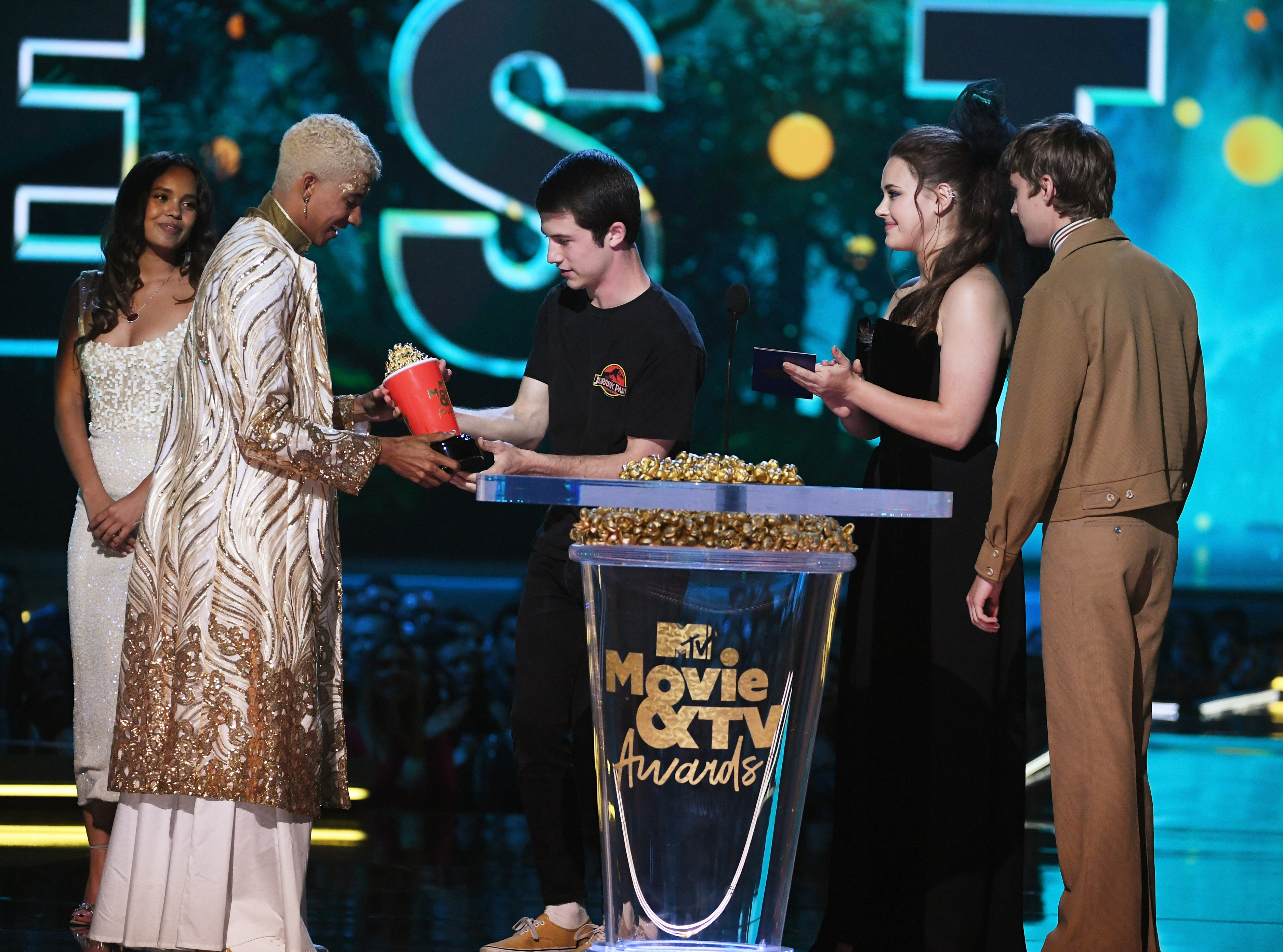 2018 MTV Movie And TV Awards - Keiynan Lonsdale recebendo o prêmio de 'Melhor Beijo' do elenco de 13 Reasons Why 2018 MTV Movie And TV Awards - Keiynan Lonsdale recebendo o prêmio de 'Melhor Beijo' do elenco de 13 Reasons Why