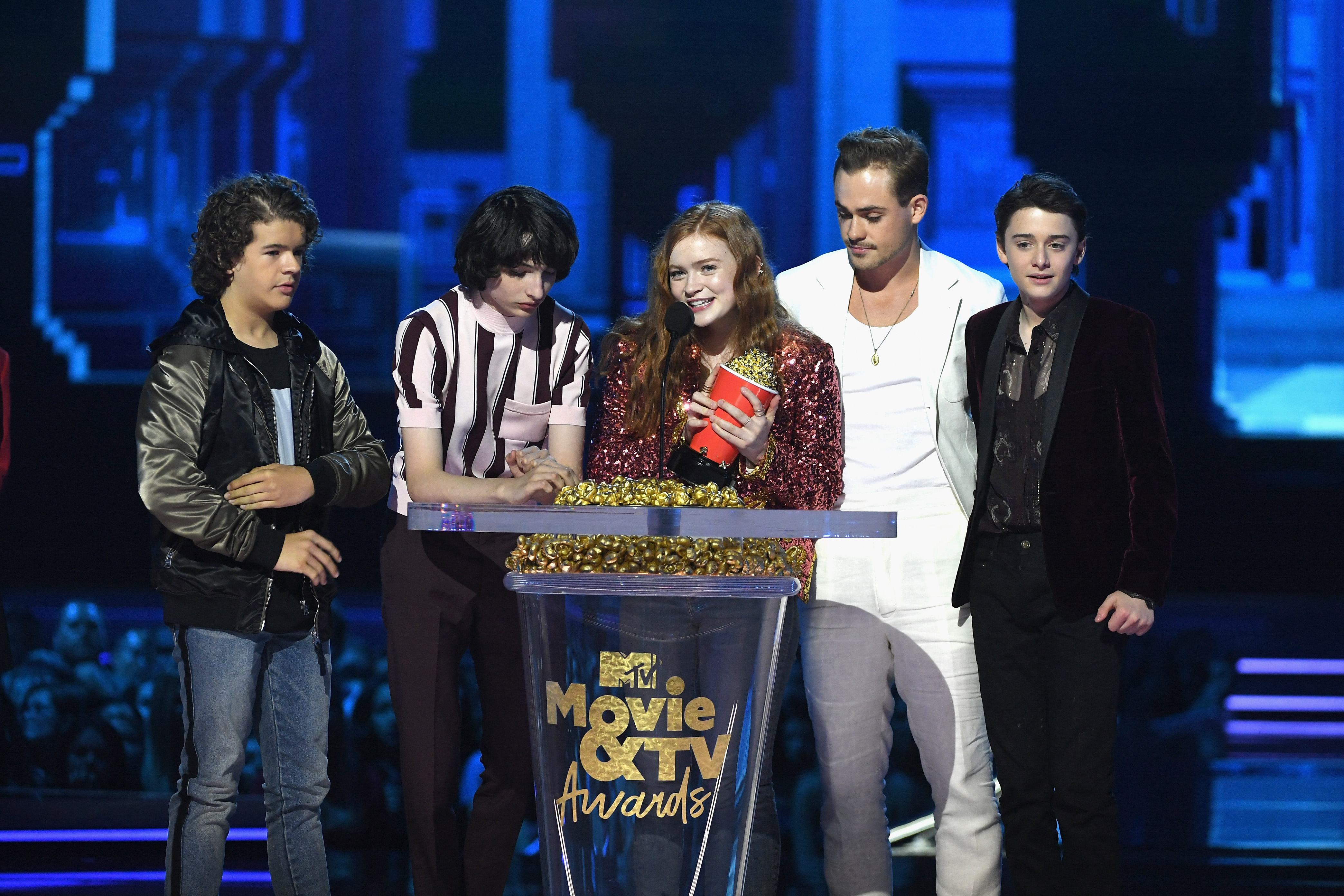 2018 MTV Movie And TV Awards - Gaten Matarazzo, Finn Wolfhard, Sadie Sink, Dacre Montgomery, e Noah Schnapp representando Stranger Things como 'Melhor Série'