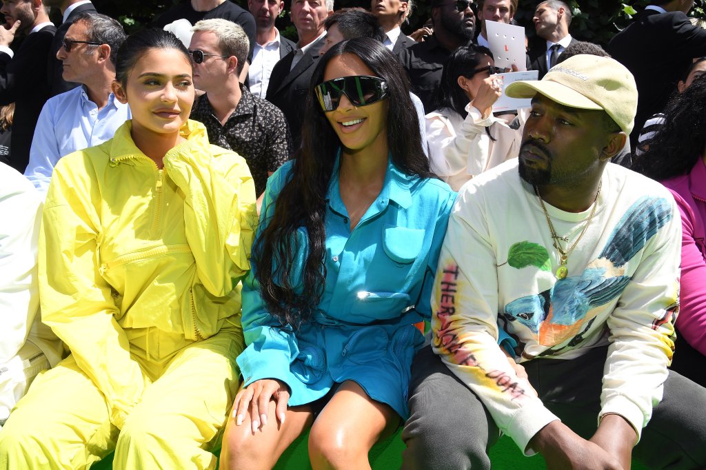 Sem querer, Kylie e Kim usaram looks perfeitos para torcer para o Brasil!