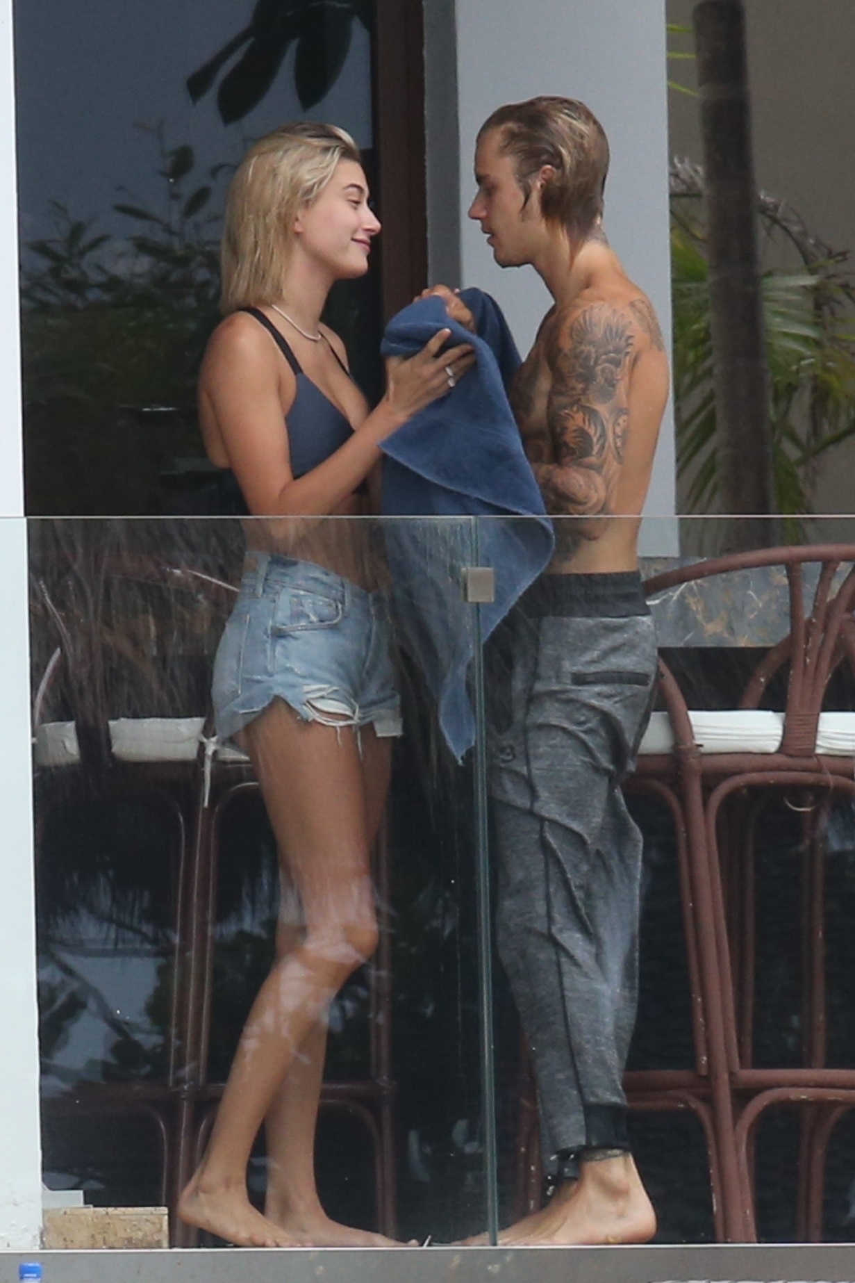 hailey-baldwin-justin-bieber-piscina-miami