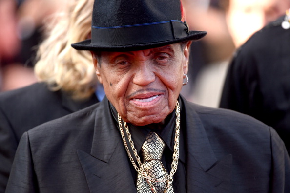 Pai de Michael Jackson morre aos 89 anos, diz TMZ