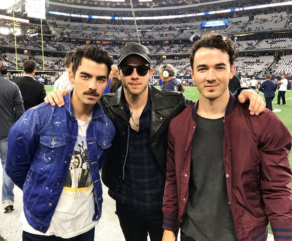 Jonas Brothers foram vistos juntos numa gravação e não sabemos lidar