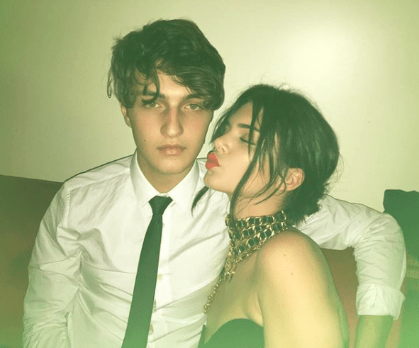 Kendall Jenner é flagrada beijando Anwar Hadid, irmão de Gigi e Bella