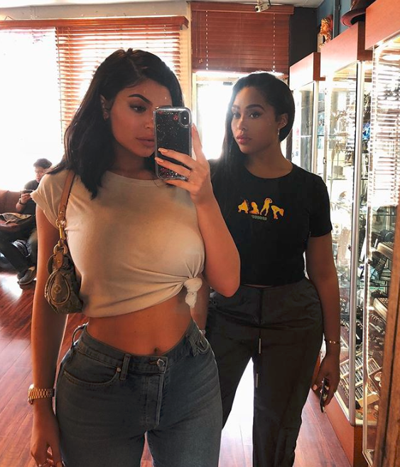 Mais que migas, friends! Kylie Jenner e Jordyn Woods usam o mesmo vestido