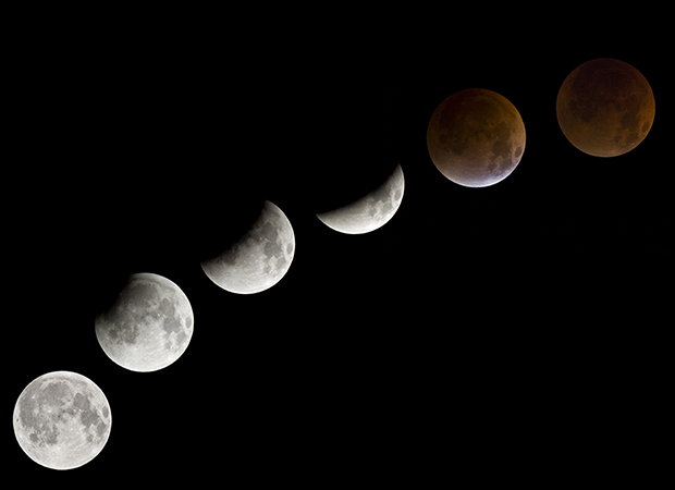 céu escuro com seis imagens da lua dispostas em uma diagonal ascendente. O astro vai ficando encoberto, indo da forma Cheia à Nova