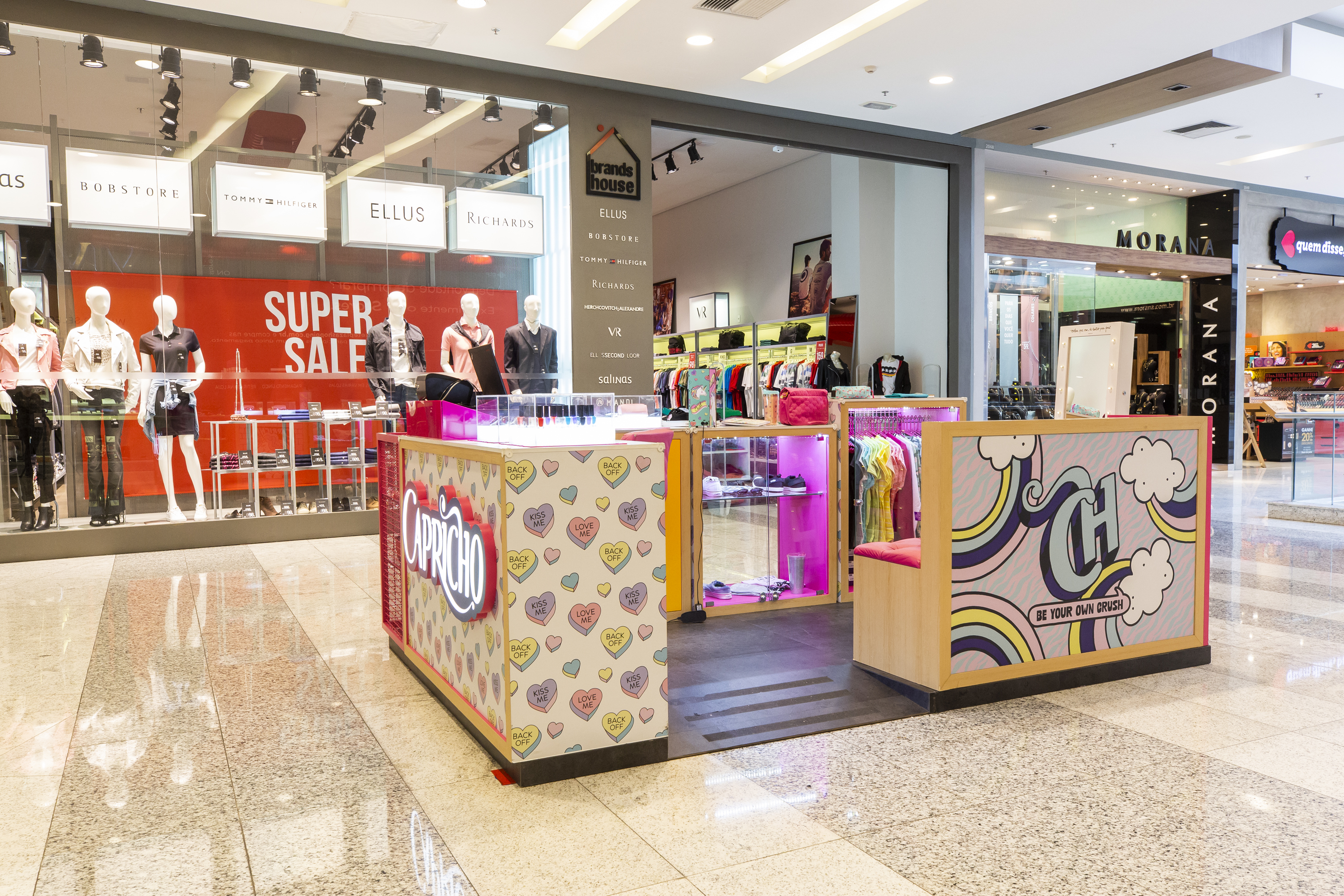 A CAPRICHO abriu uma loja com seus produtos no Shopping Tietê Plaza, em São Paulo.