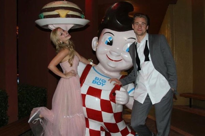 Olivia Holt foi toda moderna e usou tênis com seu vestido de festa. Conforto é tudo!