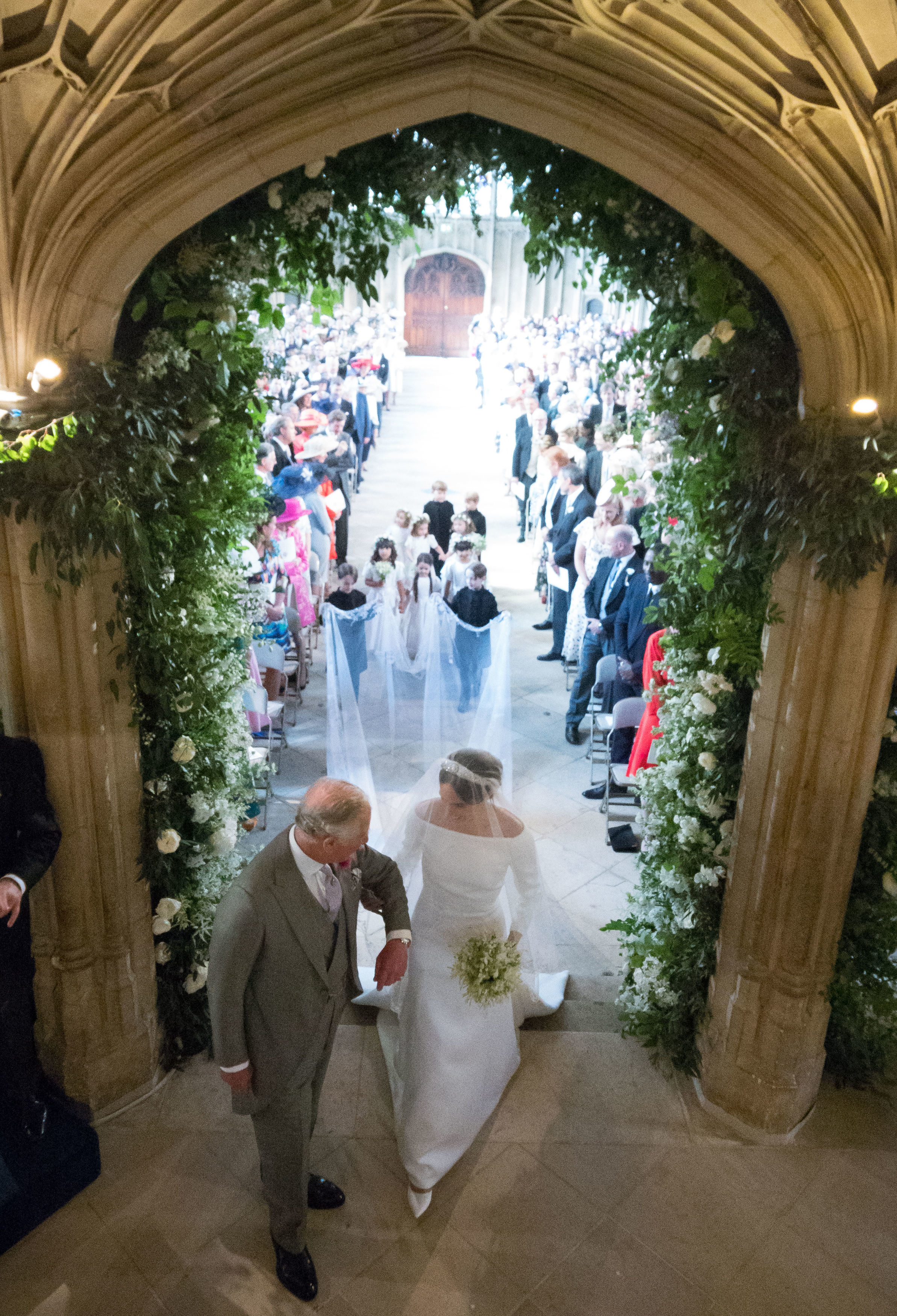 principe-charles-leva-meghan-markle-altar-casamento-real principe-charles-leva-meghan-markle-altar-casamento-real