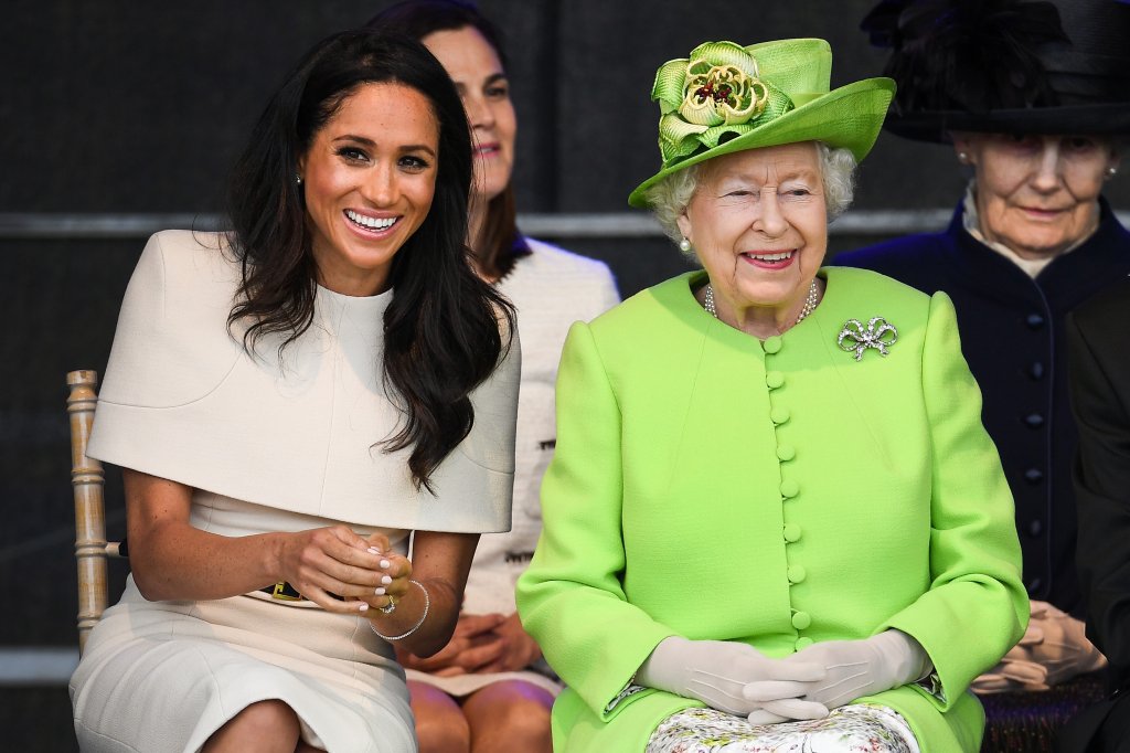 Meghan Markle se confunde com protocolo e pede ajuda à rainha em evento