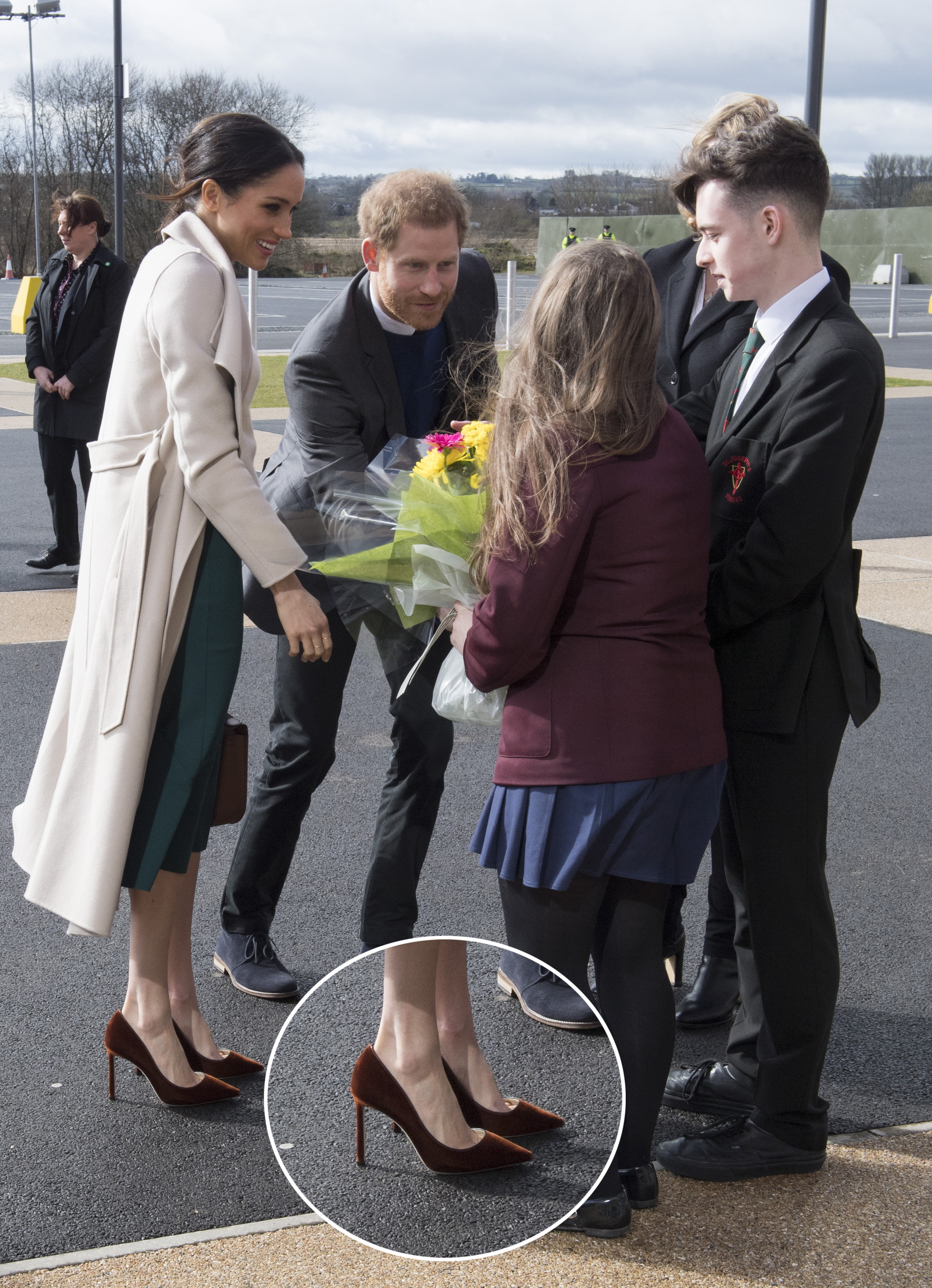 sapatos grandes da meghan markle