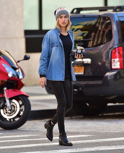 Olha só que truque legal neste look: a camisa jeans aberta virou uma jaqueta.