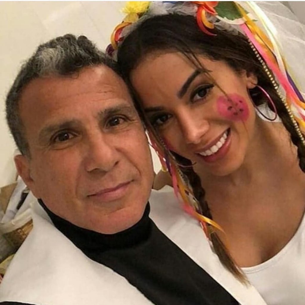 Anitta se casa de novo… em festa junina!