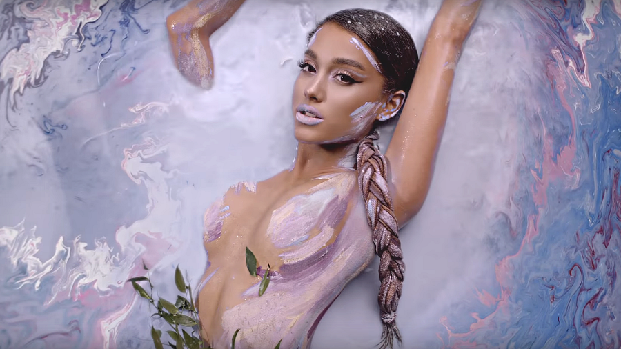 ariana-grande-em-god-is-a-woman