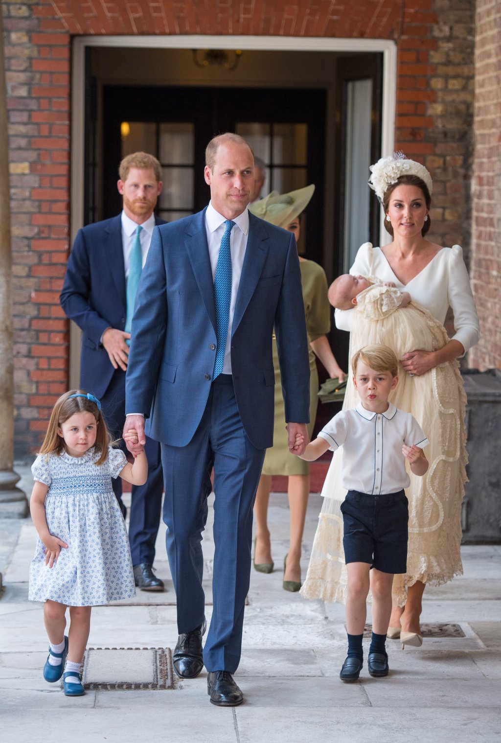 Princesa Charlotte rouba a cena mais uma vez no batizado do príncipe Louis