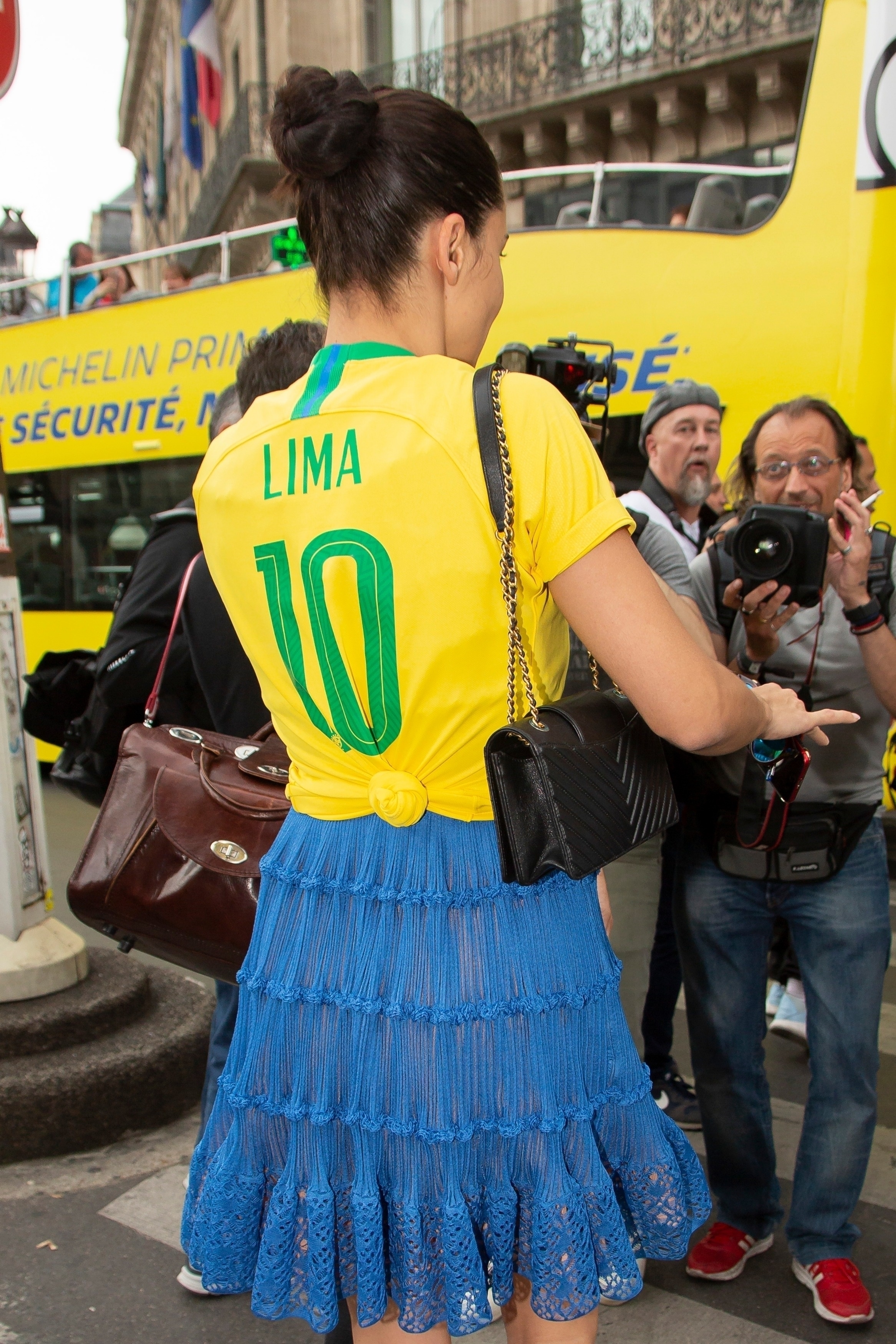look-adriana-lima-camiseta-brasil-copa-do-mundo Copa do mundo: adriana lima usou look fashionista com a camiseta do Brasil