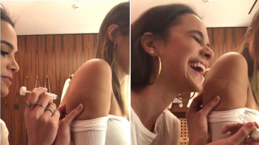 Bruna Marquezine banca a enfermeira e dá injeção em amiga