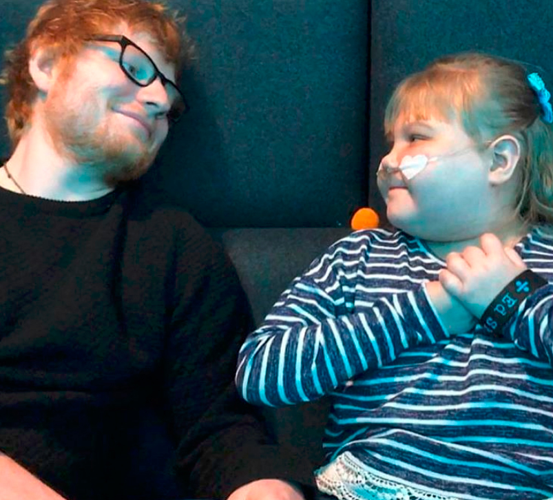 Ed Sheeran lamenta morte e homanegeia fã que morreu aos 11 anos