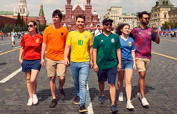 Turistas usam camisas para criar bandeira LGBTQ+ e protestar na Rússia