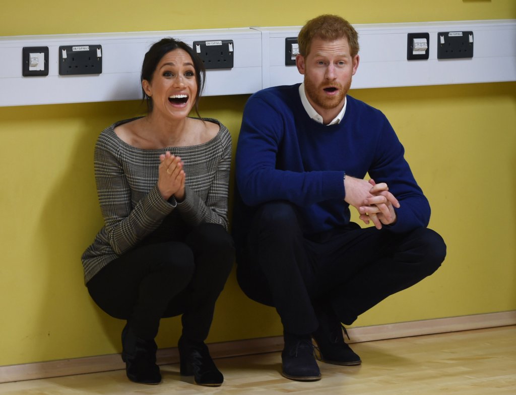 De novo? Meghan Markle e Príncipe Harry quebram regra em foto da realeza