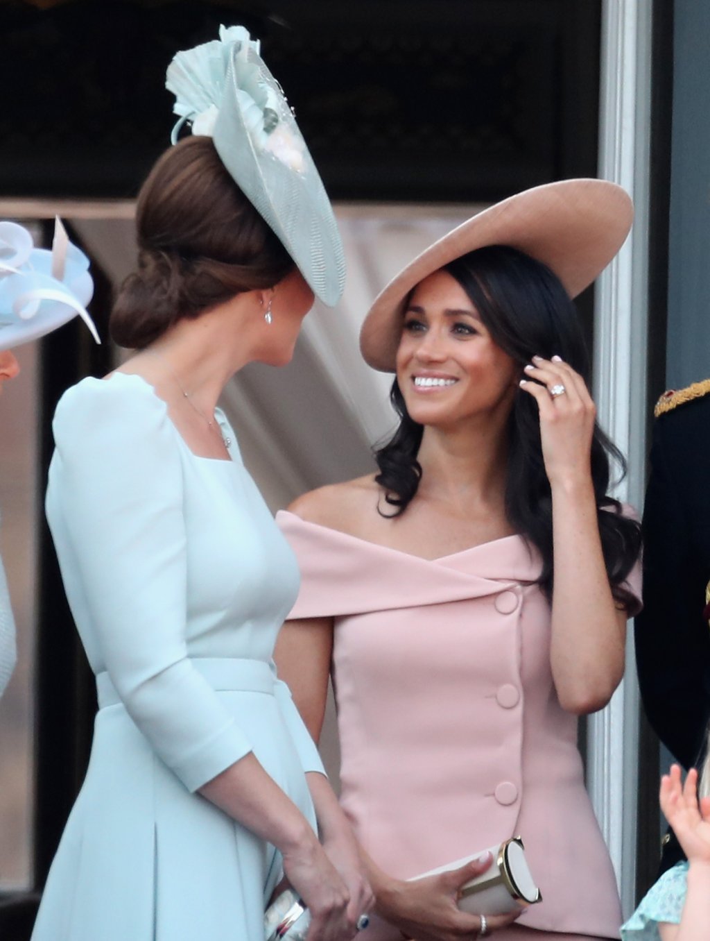 Outro match! Kate Middleton e Meghan Markle usam looks iguais no mesmo dia