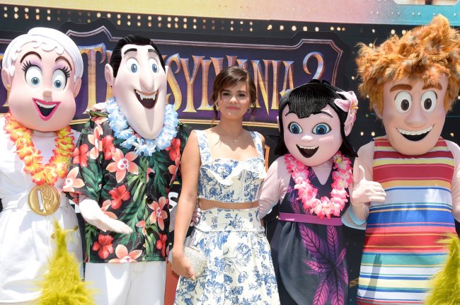 selena-gomez-hotel-transilvania-3 Selena Gomez com personagens na premiére de Hotel Transilvânia 3