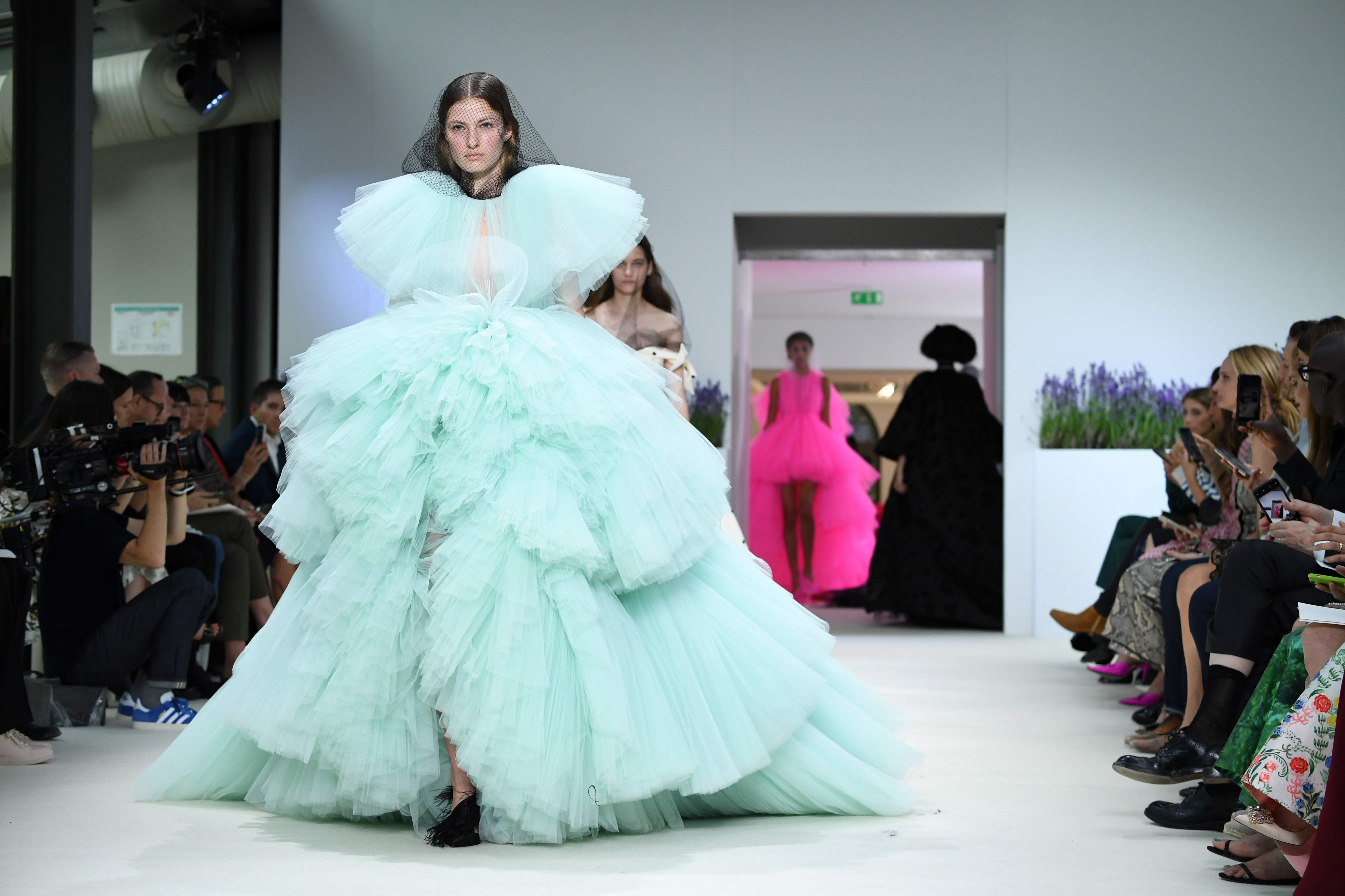 Modelo desfilando vestido de tule adorado pelas famosas no desfile de Alta-Costura de Giambattista Valli.