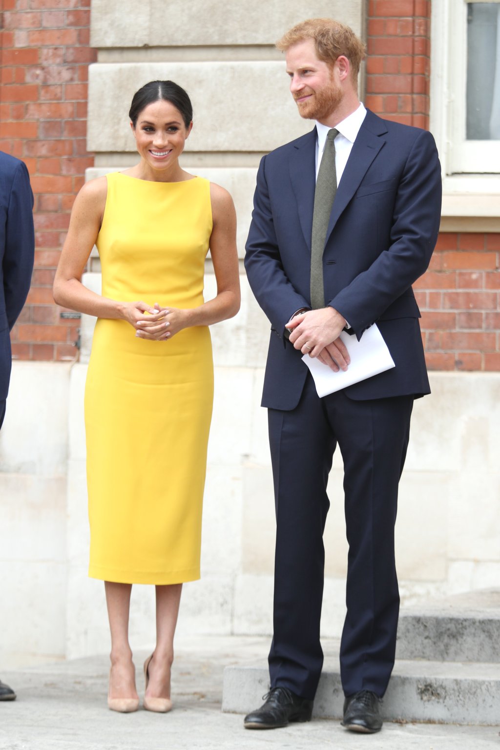 Look do Dia: Meghan Markle apareceu toda radiante com um vestido amarelo