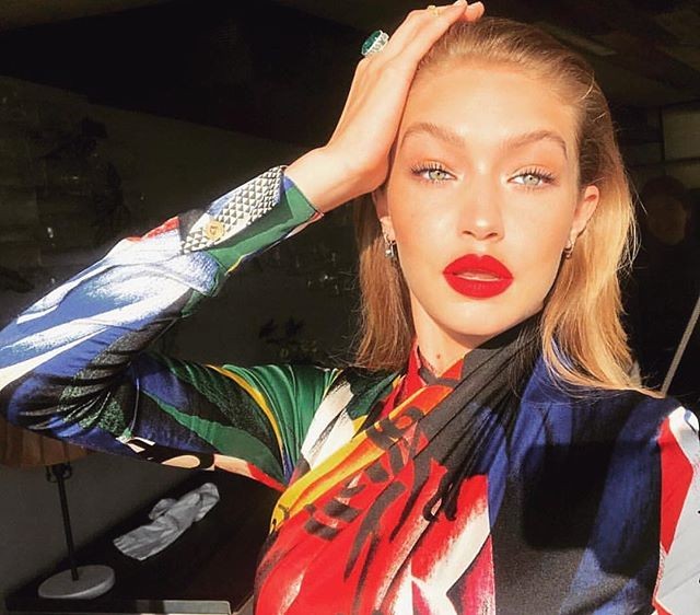 gigi-hadid-pose-enxaqueca