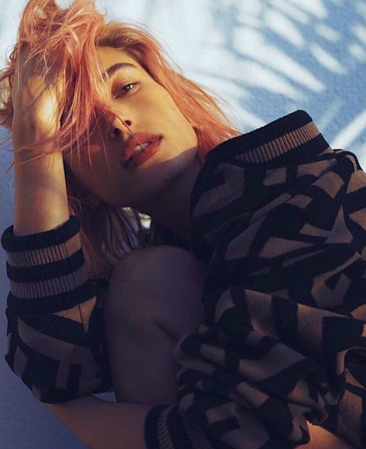 hailey-baldwin-pose-enxaqueca