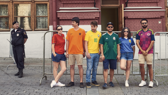 Turistas usam camisas de Seleções para desfilar com bandeira LGBTQ+ na Rússia