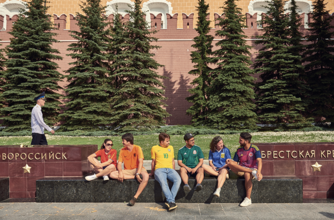 Turistas usam camisas de Seleções para desfilar com bandeira LGBTQ+ na Rússia