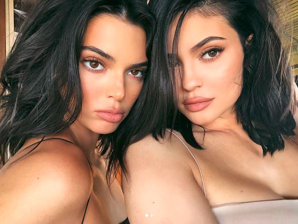 Looks gêmeos: Kendall e Kylie Jenner usaram o mesmo top em selfie bombada