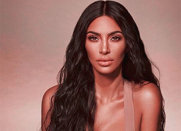 Kim Kardashian combina cor néon do seu cabelo com carro luxuoso!